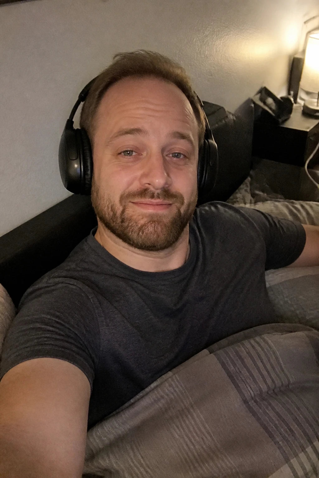 Selfie von Daniel in Nacht 7: Kopfhörer auf, entspannt im Bett