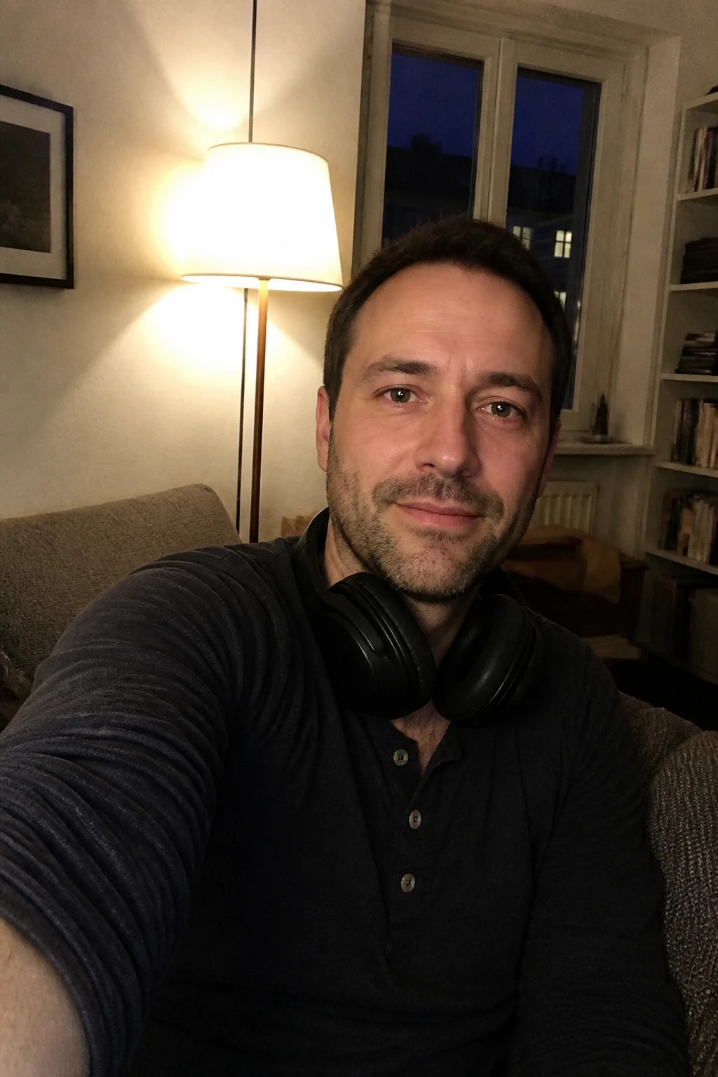 Selfie von Thomas am Abend auf dem Sofa, Kopfhörer um den Hals